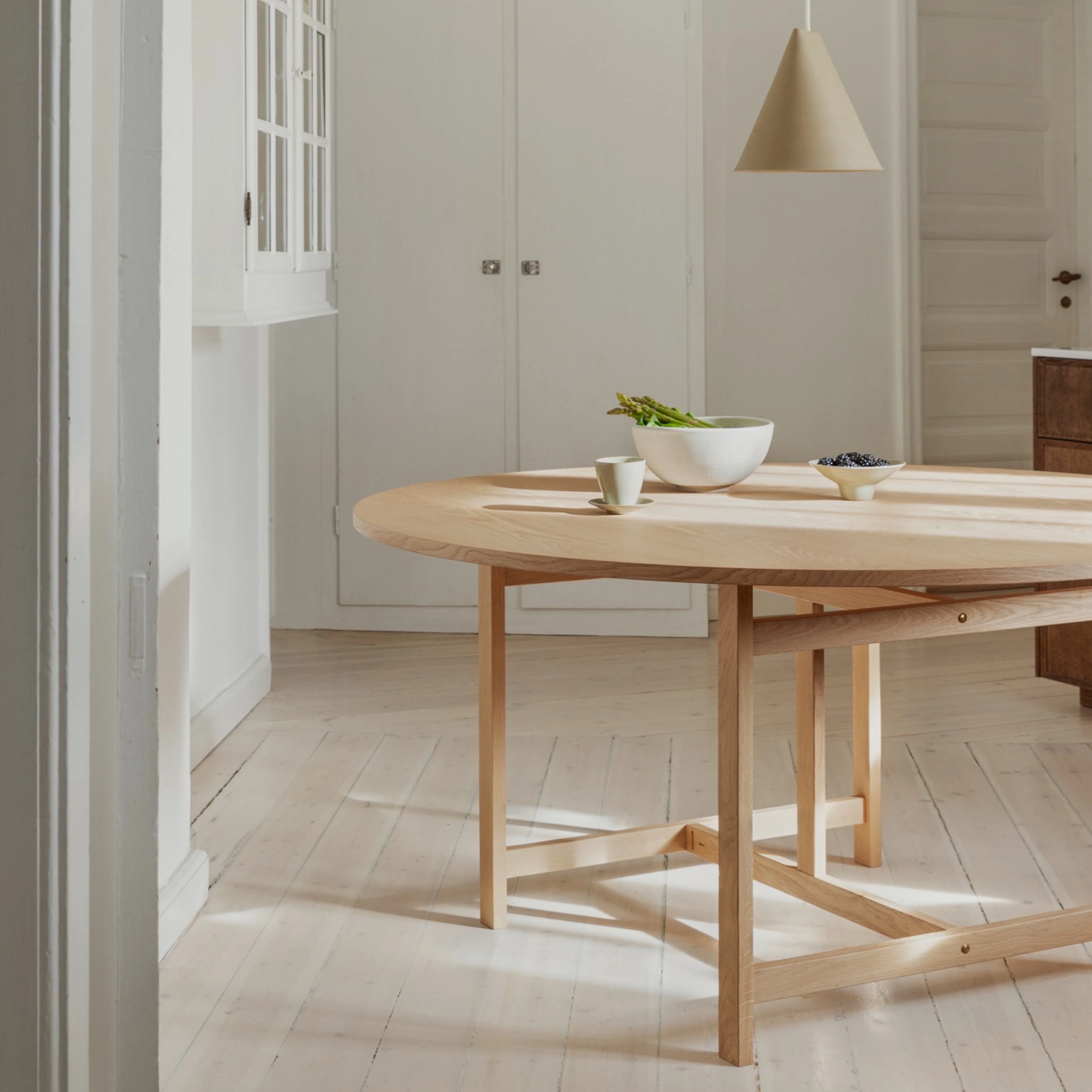 Moebe Round Dining Table Ø130 - Image 3